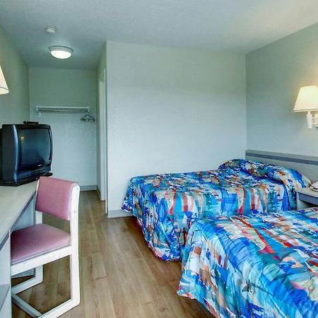 Motel 6 Manhattan Kansas Exterior foto