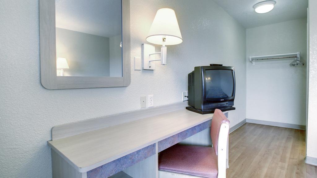 Motel 6 Manhattan Kansas Exterior foto