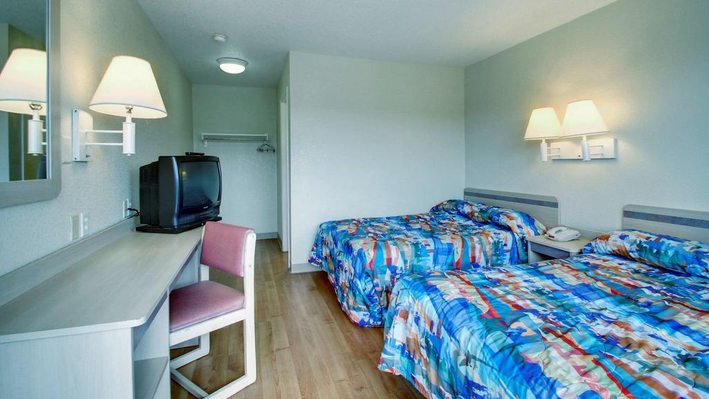 Motel 6 Manhattan Kansas Exterior foto